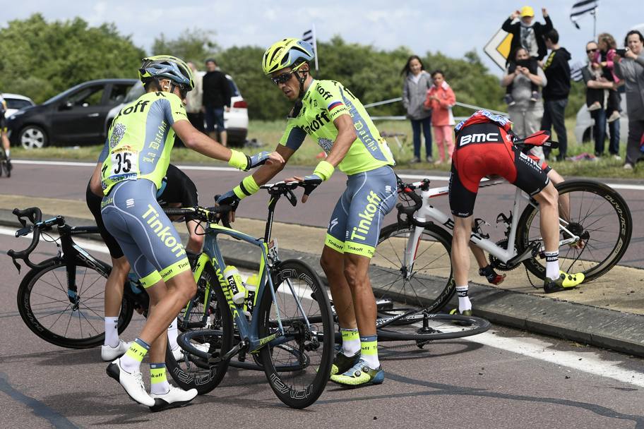 Non  stata una giornata felice per Alberto Contador, caduto  a causa di uno spartitraffico a 79 km dall&#39;arrivo. Ap